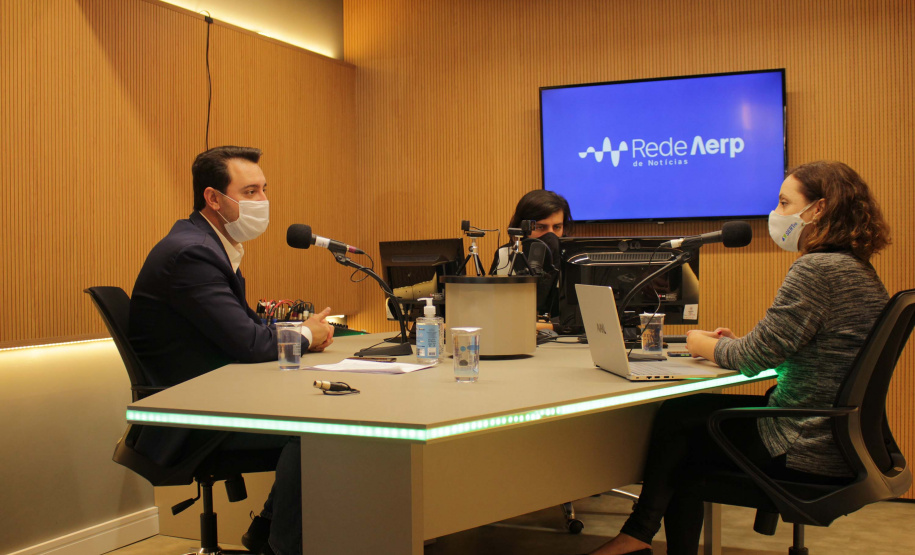 O apoio do Governo do Estado às empresas paranaenses está ajudando o Paraná a dar uma resposta à crise econômica causada pela pandemia de Covid-19, afirmou o governador Carlos Massa Ratinho Junior. Ele concedeu, nesta quinta-feira (27), de uma entrevista na Associação das Emissoras de Radiodifusão do Paraná (Aerp), retransmitida em todo o Estado. Foto: Denis Godoy