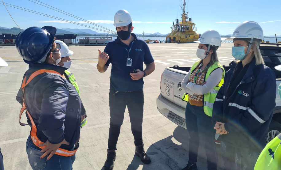 No começo da semana, técnicos e funcionários da Secretaria de Saúde do Estado e da Secretaria Municipal de Saúde e Prevenção de Paranaguá (SEMSAP) estiveram no Porto de Paranaguá para fazer o reconhecimento e uma análise prévia da área do cais, para definição de metodologias e técnicas de aplicação do ?fumacê?, com objetivo de combater a proliferação do mosquito da dengue. - Foto_ Claudio Neves/Portos do Paraná
