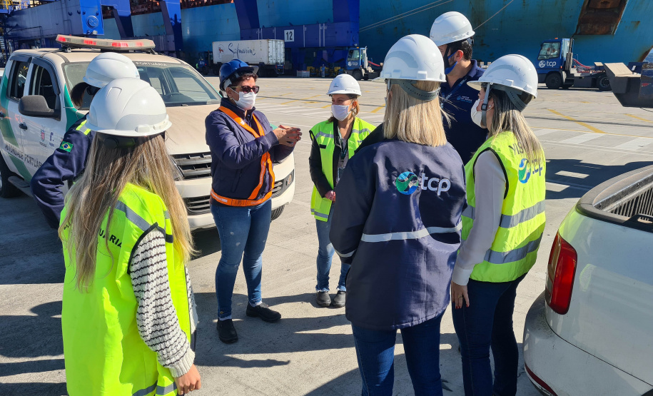 No começo da semana, técnicos e funcionários da Secretaria de Saúde do Estado e da Secretaria Municipal de Saúde e Prevenção de Paranaguá (SEMSAP) estiveram no Porto de Paranaguá para fazer o reconhecimento e uma análise prévia da área do cais, para definição de metodologias e técnicas de aplicação do ?fumacê?, com objetivo de combater a proliferação do mosquito da dengue. - Foto_ Claudio Neves/Portos do Paraná