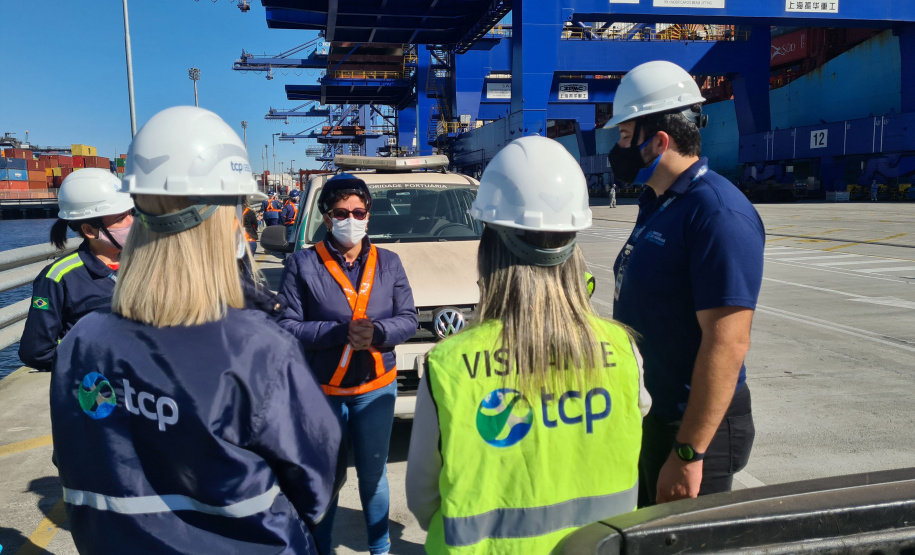 No começo da semana, técnicos e funcionários da Secretaria de Saúde do Estado e da Secretaria Municipal de Saúde e Prevenção de Paranaguá (SEMSAP) estiveram no Porto de Paranaguá para fazer o reconhecimento e uma análise prévia da área do cais, para definição de metodologias e técnicas de aplicação do ?fumacê?, com objetivo de combater a proliferação do mosquito da dengue. - Foto_ Claudio Neves/Portos do Paraná