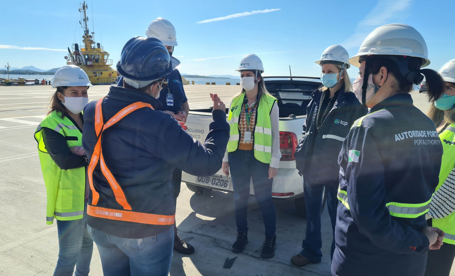 No começo da semana, técnicos e funcionários da Secretaria de Saúde do Estado e da Secretaria Municipal de Saúde e Prevenção de Paranaguá (SEMSAP) estiveram no Porto de Paranaguá para fazer o reconhecimento e uma análise prévia da área do cais, para definição de metodologias e técnicas de aplicação do ?fumacê?, com objetivo de combater a proliferação do mosquito da dengue. - Foto_ Claudio Neves/Portos do Paraná