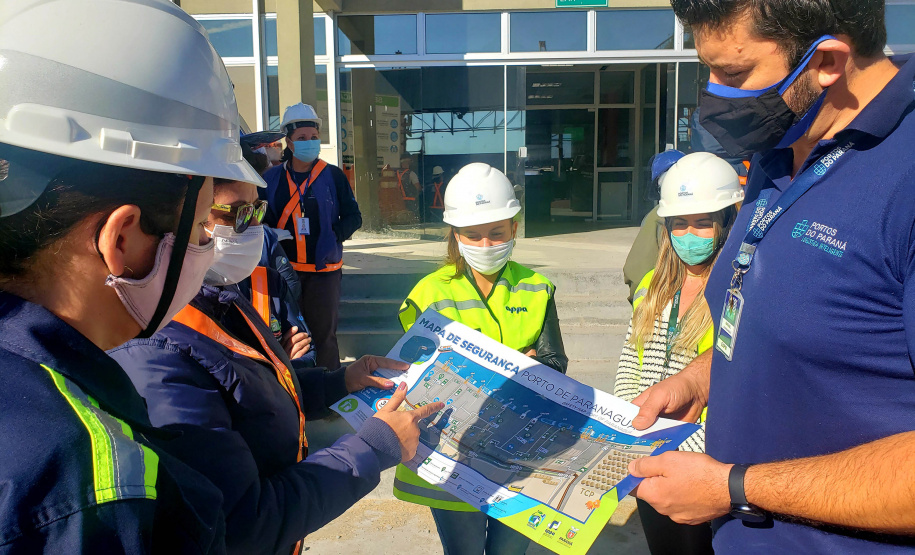 No começo da semana, técnicos e funcionários da Secretaria de Saúde do Estado e da Secretaria Municipal de Saúde e Prevenção de Paranaguá (SEMSAP) estiveram no Porto de Paranaguá para fazer o reconhecimento e uma análise prévia da área do cais, para definição de metodologias e técnicas de aplicação do ?fumacê?, com objetivo de combater a proliferação do mosquito da dengue. - Foto_ Claudio Neves/Portos do Paraná