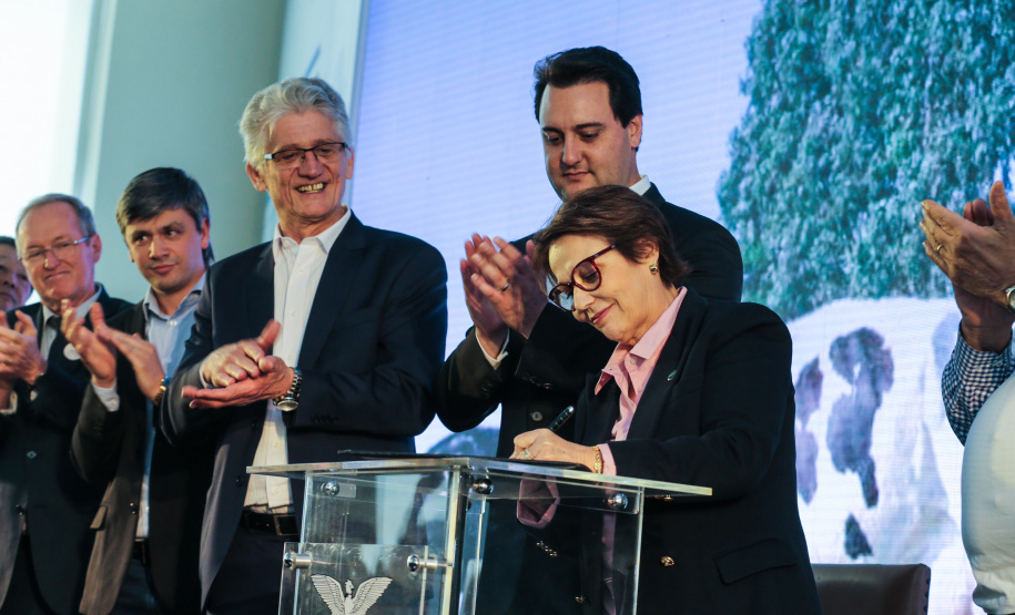 O governador Carlos Massa Ratinho Junior e a ministra da Agricultura, Pecuária e Abastecimento, Tereza Cristina, anunciam nesta terça-feira (15), no Palácio Iguaçu, em Curitiba, a suspensão das campanhas de vacinação contra febre aftosa em rebanhos bovinos e de bufalinos no Paraná. Curitiba, 14/10/2019 - Foto: Geraldo Bubniak/AEN