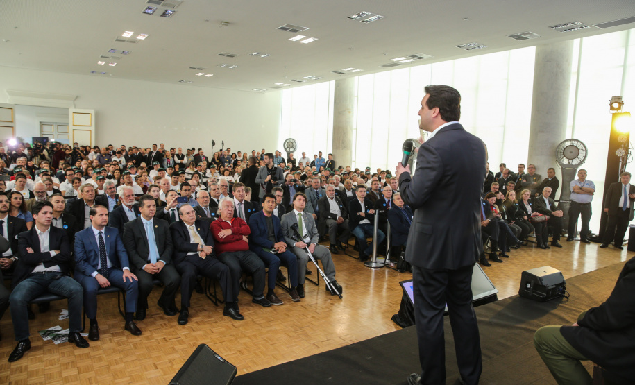 O governador Carlos Massa Ratinho Junior e a ministra da Agricultura, Pecuária e Abastecimento, Tereza Cristina, anunciam nesta terça-feira (15), no Palácio Iguaçu, em Curitiba, a suspensão das campanhas de vacinação contra febre aftosa em rebanhos bovinos e de bufalinos no Paraná. Curitiba, 14/10/2019 - Foto: Geraldo Bubniak/AEN