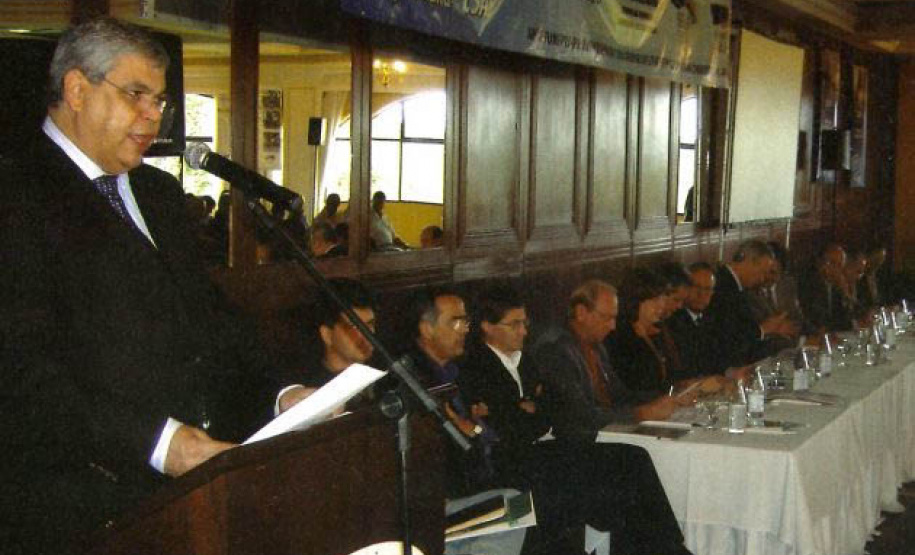 Meneguette discursa durante encontro de CSAs, em 2005 - Foto: FAEP
