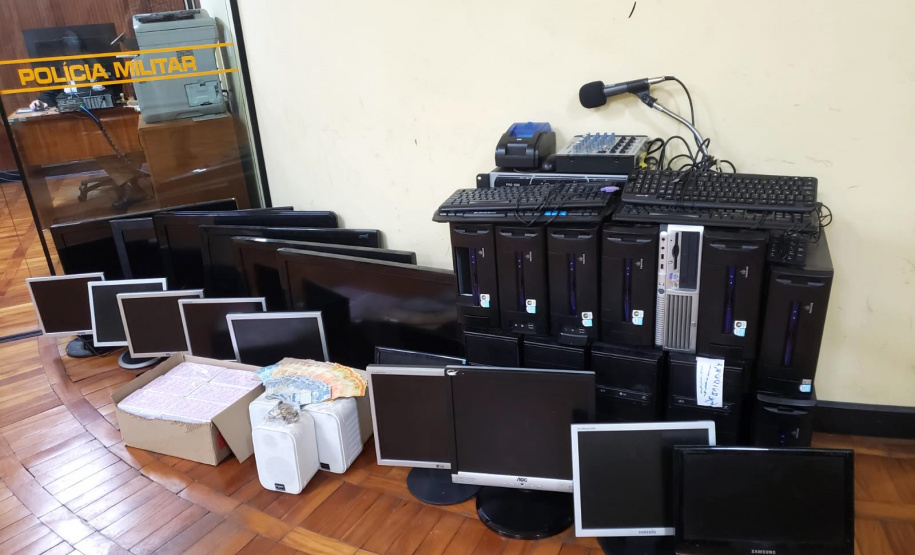 As equipes da Ação Integrada de Fiscalização Urbana (AIFU) abordaram um barracão na região central de Curitiba no fim da tarde desta quinta-feira (27) e flagraram aproximadamente 120 pessoas idosas em aglomeração em um bingo clandestino. A abordagem foi possível graças a uma denúncia que indiciou à Polícia Militar a atividade irregular e que desrespeita as medidas de prevenção ao coronavírus.  - Curitiba, 27/05/2021  -  Foto: PMPR/SESP-PR