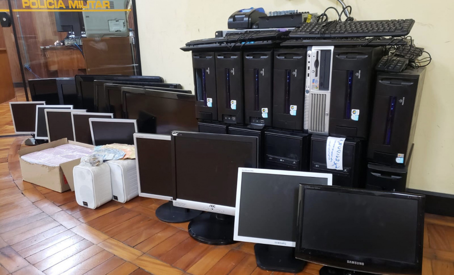 As equipes da Ação Integrada de Fiscalização Urbana (AIFU) abordaram um barracão na região central de Curitiba no fim da tarde desta quinta-feira (27) e flagraram aproximadamente 120 pessoas idosas em aglomeração em um bingo clandestino. A abordagem foi possível graças a uma denúncia que indiciou à Polícia Militar a atividade irregular e que desrespeita as medidas de prevenção ao coronavírus.  - Curitiba, 27/05/2021  -  Foto: PMPR/SESP-PR