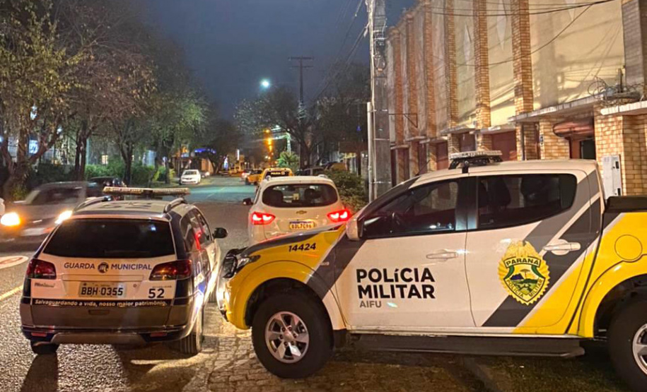 As equipes da Ação Integrada de Fiscalização Urbana (AIFU) abordaram um barracão na região central de Curitiba no fim da tarde desta quinta-feira (27) e flagraram aproximadamente 120 pessoas idosas em aglomeração em um bingo clandestino. A abordagem foi possível graças a uma denúncia que indiciou à Polícia Militar a atividade irregular e que desrespeita as medidas de prevenção ao coronavírus.  - Curitiba, 27/05/2021  -  Foto: PMPR/SESP-PR
