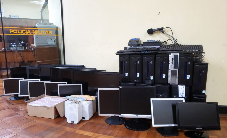 As equipes da Ação Integrada de Fiscalização Urbana (AIFU) abordaram um barracão na região central de Curitiba no fim da tarde desta quinta-feira (27) e flagraram aproximadamente 120 pessoas idosas em aglomeração em um bingo clandestino. A abordagem foi possível graças a uma denúncia que indiciou à Polícia Militar a atividade irregular e que desrespeita as medidas de prevenção ao coronavírus.  - Curitiba, 27/05/2021  -  Foto: PMPR/SESP-PR