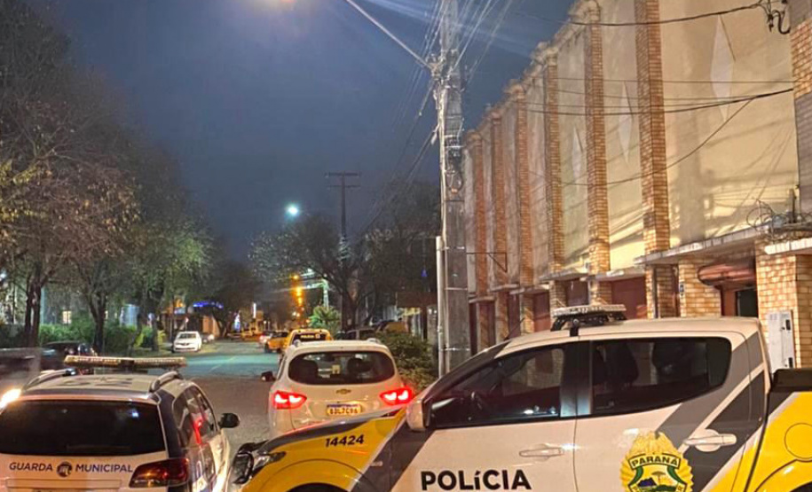 As equipes da Ação Integrada de Fiscalização Urbana (AIFU) abordaram um barracão na região central de Curitiba no fim da tarde desta quinta-feira (27) e flagraram aproximadamente 120 pessoas idosas em aglomeração em um bingo clandestino. A abordagem foi possível graças a uma denúncia que indiciou à Polícia Militar a atividade irregular e que desrespeita as medidas de prevenção ao coronavírus.  - Curitiba, 27/05/2021  -  Foto: PMPR/SESP-PR