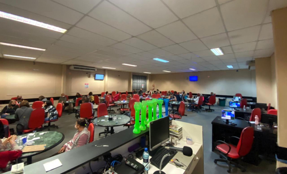 As equipes da Ação Integrada de Fiscalização Urbana (AIFU) abordaram um barracão na região central de Curitiba no fim da tarde desta quinta-feira (27) e flagraram aproximadamente 120 pessoas idosas em aglomeração em um bingo clandestino. A abordagem foi possível graças a uma denúncia que indiciou à Polícia Militar a atividade irregular e que desrespeita as medidas de prevenção ao coronavírus.  - Curitiba, 27/05/2021  -  Foto: PMPR/SESP-PR