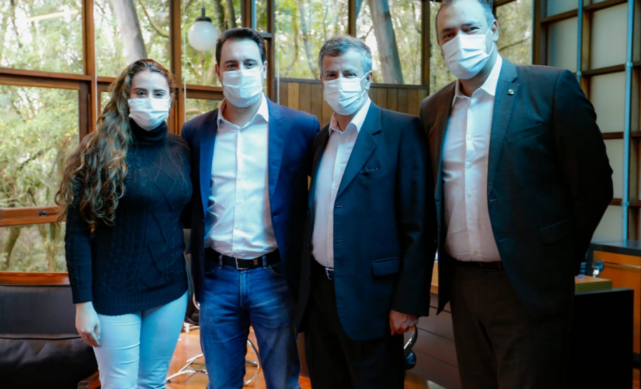 O governador Carlos Massa Ratinho Junior se encontrou nesta sexta-feira (28) com o secretário nacional de Políticas sobre Drogas, Luiz Roberto Beggiora, para discutir novos projetos de segurança para o Paraná. Na ocasião, o governador também agradeceu duas novas aeronaves concedidas ao Estado. - Curitiba, 28/05/2021 - foto: Jonathan Campos/AEN