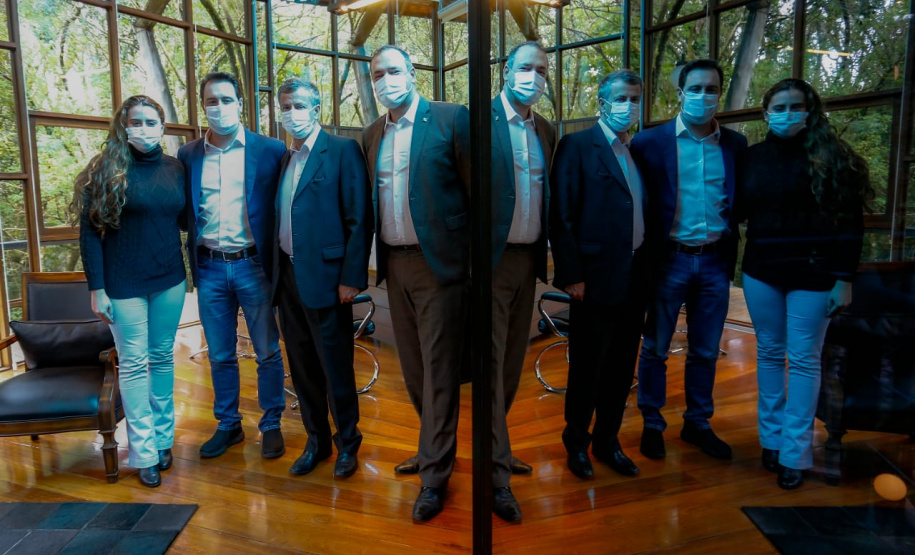 O governador Carlos Massa Ratinho Junior se encontrou nesta sexta-feira (28) com o secretário nacional de Políticas sobre Drogas, Luiz Roberto Beggiora, para discutir novos projetos de segurança para o Paraná. Na ocasião, o governador também agradeceu duas novas aeronaves concedidas ao Estado. - Curitiba, 28/05/2021 - foto: Jonathan Campos/AEN