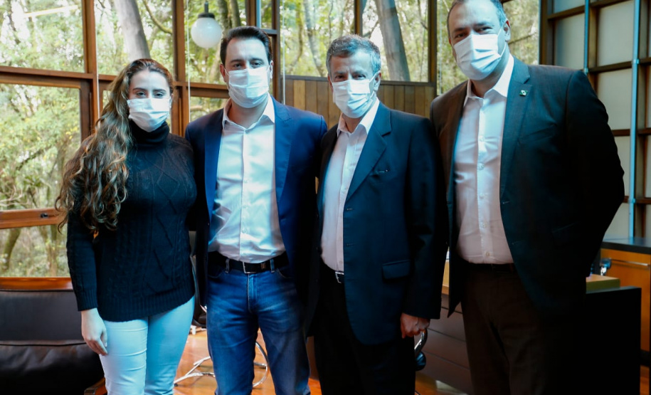 O governador Carlos Massa Ratinho Junior se encontrou nesta sexta-feira (28) com o secretário nacional de Políticas sobre Drogas, Luiz Roberto Beggiora, para discutir novos projetos de segurança para o Paraná. Na ocasião, o governador também agradeceu duas novas aeronaves concedidas ao Estado. - Curitiba, 28/05/2021 - foto: Jonathan Campos/AEN