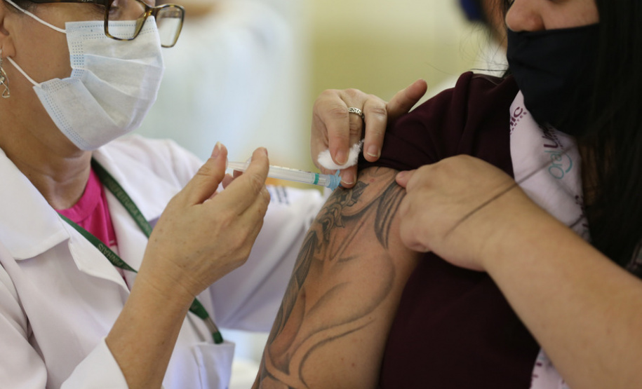 Vacinacao Pinhais Vacina Oxford/AstraZeneca para imunizacao em profissionais de saude no Centro de Controle de Agravos (CCA) em Pinhais na regiao metropolitana de Curitiba. 03/02/2021. Foto: Geraldo Bubniak/AEN