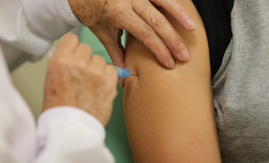 Com eficiência superior a 80%, Paraná ultrapassa 3,6 milhões de vacinas aplicadas contra a Covid-19.Foto: Geraldo Bubniak/AEN