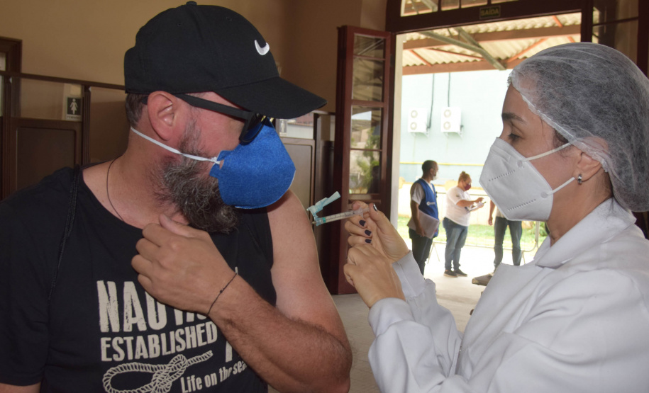 O Paraná começou a vacinar trabalhadores portuários e aeroportuários contra a Covid-19 nesta sexta-feira (28). As doses da vacina AstraZeneca/Fiocruz destinadas a estes grupos foram enviadas pelo Ministério da Saúde nesta semana. - Paranaguá, 28/05/2021  -  Foto: Américo Antonio/SESA