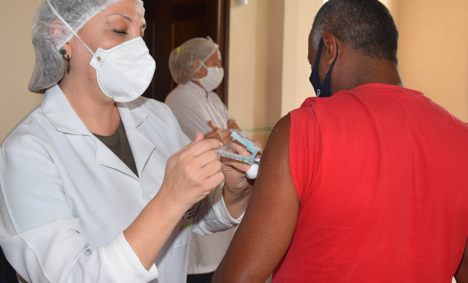 O Paraná começou a vacinar trabalhadores portuários e aeroportuários contra a Covid-19 nesta sexta-feira (28). As doses da vacina AstraZeneca/Fiocruz destinadas a estes grupos foram enviadas pelo Ministério da Saúde nesta semana. - Paranaguá, 28/05/2021  -  Foto: Américo Antonio/SESA