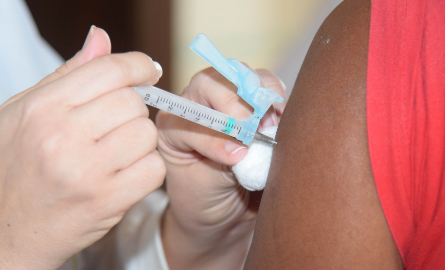 O Paraná começou a vacinar trabalhadores portuários e aeroportuários contra a Covid-19 nesta sexta-feira (28). As doses da vacina AstraZeneca/Fiocruz destinadas a estes grupos foram enviadas pelo Ministério da Saúde nesta semana. - Paranaguá, 28/05/2021  -  Foto: Américo Antonio/SESA