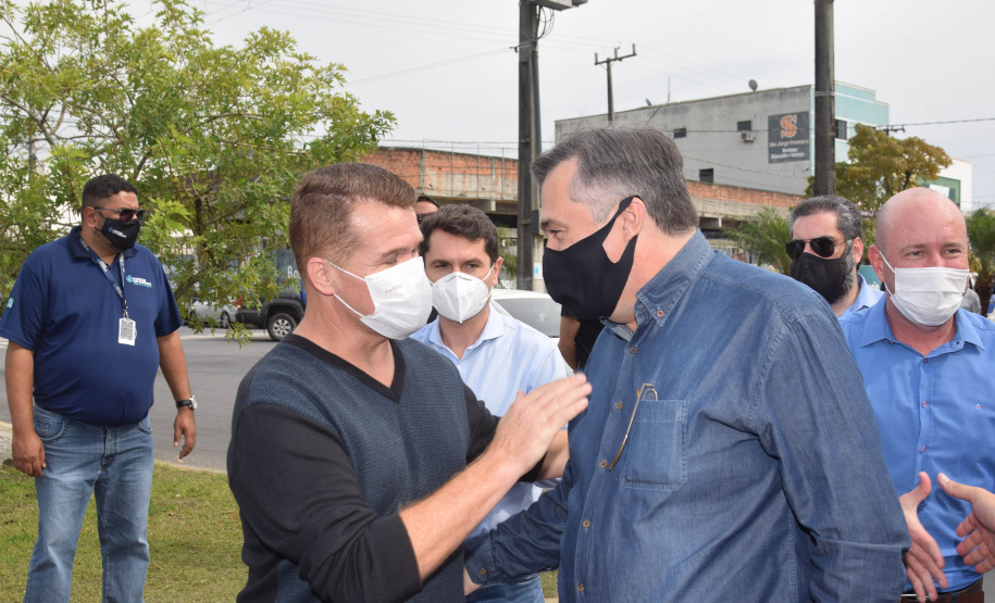 O Paraná começou a vacinar trabalhadores portuários e aeroportuários contra a Covid-19 nesta sexta-feira (28). As doses da vacina AstraZeneca/Fiocruz destinadas a estes grupos foram enviadas pelo Ministério da Saúde nesta semana. - Paranaguá, 28/05/2021  -  Foto: Américo Antonio/SESA