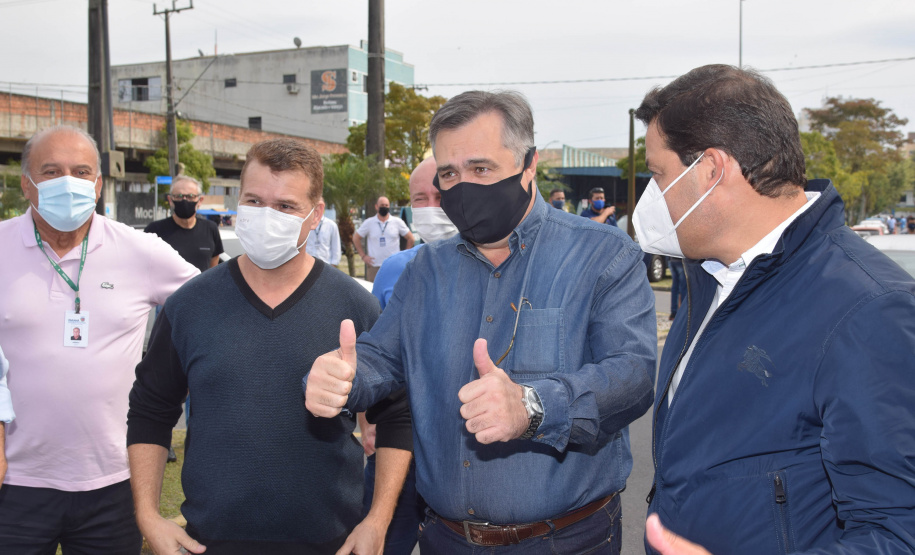 O Paraná começou a vacinar trabalhadores portuários e aeroportuários contra a Covid-19 nesta sexta-feira (28). As doses da vacina AstraZeneca/Fiocruz destinadas a estes grupos foram enviadas pelo Ministério da Saúde nesta semana. - Paranaguá, 28/05/2021  -  Foto: Américo Antonio/SESA