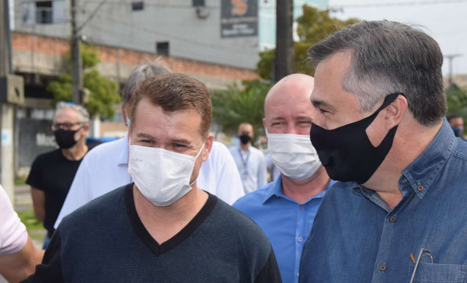 O Paraná começou a vacinar trabalhadores portuários e aeroportuários contra a Covid-19 nesta sexta-feira (28). As doses da vacina AstraZeneca/Fiocruz destinadas a estes grupos foram enviadas pelo Ministério da Saúde nesta semana. - Paranaguá, 28/05/2021  -  Foto: Américo Antonio/SESA