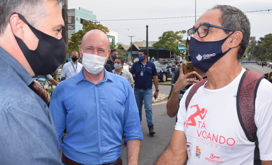 O Paraná começou a vacinar trabalhadores portuários e aeroportuários contra a Covid-19 nesta sexta-feira (28). As doses da vacina AstraZeneca/Fiocruz destinadas a estes grupos foram enviadas pelo Ministério da Saúde nesta semana. - Paranaguá, 28/05/2021  -  Foto: Américo Antonio/SESA