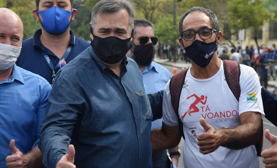 O Paraná começou a vacinar trabalhadores portuários e aeroportuários contra a Covid-19 nesta sexta-feira (28). As doses da vacina AstraZeneca/Fiocruz destinadas a estes grupos foram enviadas pelo Ministério da Saúde nesta semana. - Paranaguá, 28/05/2021  -  Foto: Américo Antonio/SESA