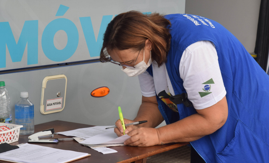 O Paraná começou a vacinar trabalhadores portuários e aeroportuários contra a Covid-19 nesta sexta-feira (28). As doses da vacina AstraZeneca/Fiocruz destinadas a estes grupos foram enviadas pelo Ministério da Saúde nesta semana. - Paranaguá, 28/05/2021  -  Foto: Américo Antonio/SESA