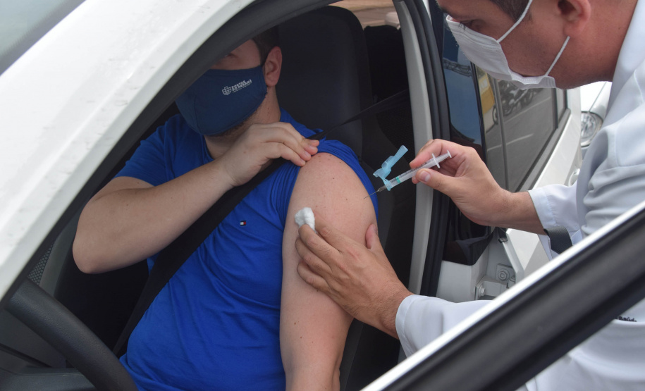 O Paraná começou a vacinar trabalhadores portuários e aeroportuários contra a Covid-19 nesta sexta-feira (28). As doses da vacina AstraZeneca/Fiocruz destinadas a estes grupos foram enviadas pelo Ministério da Saúde nesta semana. - Paranaguá, 28/05/2021  -  Foto: Américo Antonio/SESA