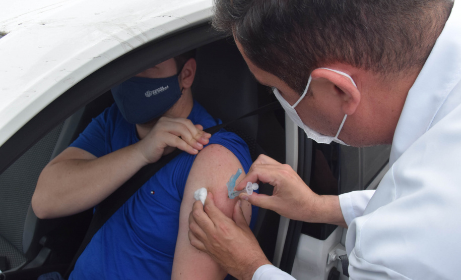 O Paraná começou a vacinar trabalhadores portuários e aeroportuários contra a Covid-19 nesta sexta-feira (28). As doses da vacina AstraZeneca/Fiocruz destinadas a estes grupos foram enviadas pelo Ministério da Saúde nesta semana. - Paranaguá, 28/05/2021  -  Foto: Américo Antonio/SESA