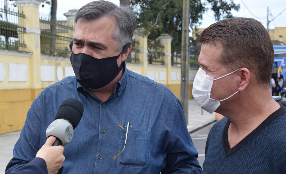 O Paraná começou a vacinar trabalhadores portuários e aeroportuários contra a Covid-19 nesta sexta-feira (28). As doses da vacina AstraZeneca/Fiocruz destinadas a estes grupos foram enviadas pelo Ministério da Saúde nesta semana. -  Paranaguá, 28/05/2021  -  Foto: Américo Antonio/SESA