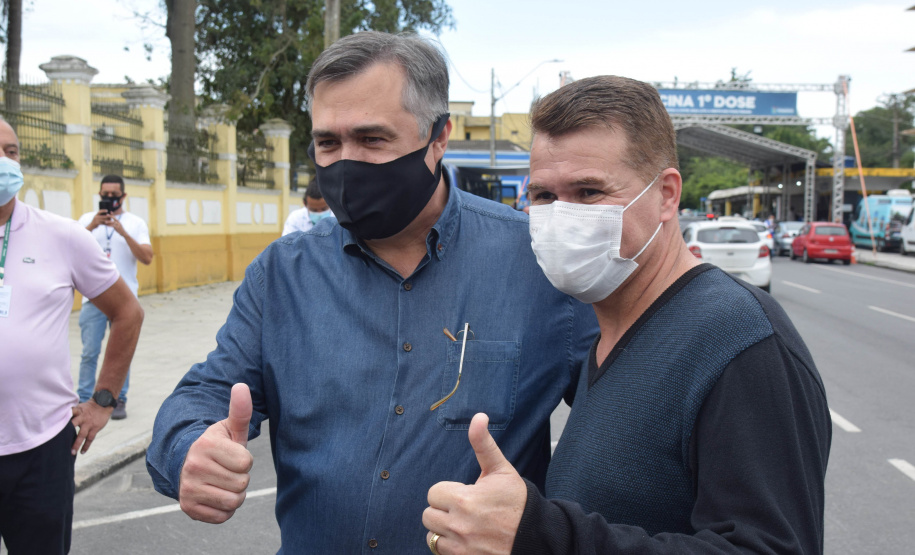 O Paraná começou a vacinar trabalhadores portuários e aeroportuários contra a Covid-19 nesta sexta-feira (28). As doses da vacina AstraZeneca/Fiocruz destinadas a estes grupos foram enviadas pelo Ministério da Saúde nesta semana. -  Paranaguá, 28/05/2021  -  Foto: Américo Antonio/SESA