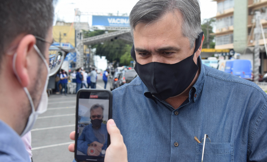O Paraná começou a vacinar trabalhadores portuários e aeroportuários contra a Covid-19 nesta sexta-feira (28). As doses da vacina AstraZeneca/Fiocruz destinadas a estes grupos foram enviadas pelo Ministério da Saúde nesta semana. -  Paranaguá, 28/05/2021  -  Foto: Américo Antonio/SESA