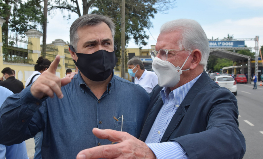 O Paraná começou a vacinar trabalhadores portuários e aeroportuários contra a Covid-19 nesta sexta-feira (28). As doses da vacina AstraZeneca/Fiocruz destinadas a estes grupos foram enviadas pelo Ministério da Saúde nesta semana. -  Paranaguá, 28/05/2021  -  Foto: Américo Antonio/SESA