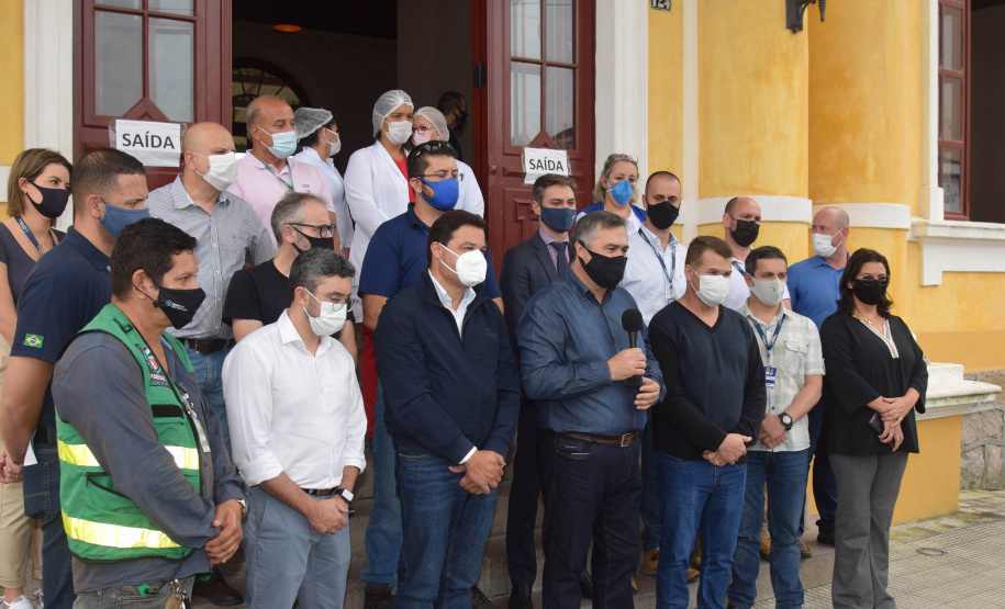 O Paraná começou a vacinar trabalhadores portuários e aeroportuários contra a Covid-19 nesta sexta-feira (28). As doses da vacina AstraZeneca/Fiocruz destinadas a estes grupos foram enviadas pelo Ministério da Saúde nesta semana. -  Paranaguá, 28/05/2021  -  Foto: Américo Antonio/SESA