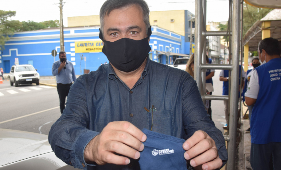 O Paraná começou a vacinar trabalhadores portuários e aeroportuários contra a Covid-19 nesta sexta-feira (28). As doses da vacina AstraZeneca/Fiocruz destinadas a estes grupos foram enviadas pelo Ministério da Saúde nesta semana. -  Paranaguá, 28/05/2021  -  Foto: Américo Antonio/SESA