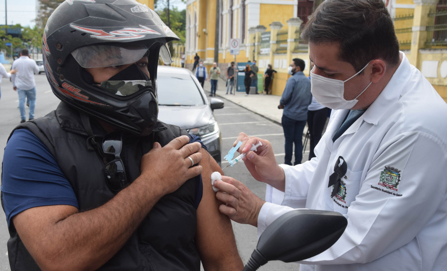 O Paraná começou a vacinar trabalhadores portuários e aeroportuários contra a Covid-19 nesta sexta-feira (28). As doses da vacina AstraZeneca/Fiocruz destinadas a estes grupos foram enviadas pelo Ministério da Saúde nesta semana. -  Paranaguá, 28/05/2021  -  Foto: Américo Antonio/SESA