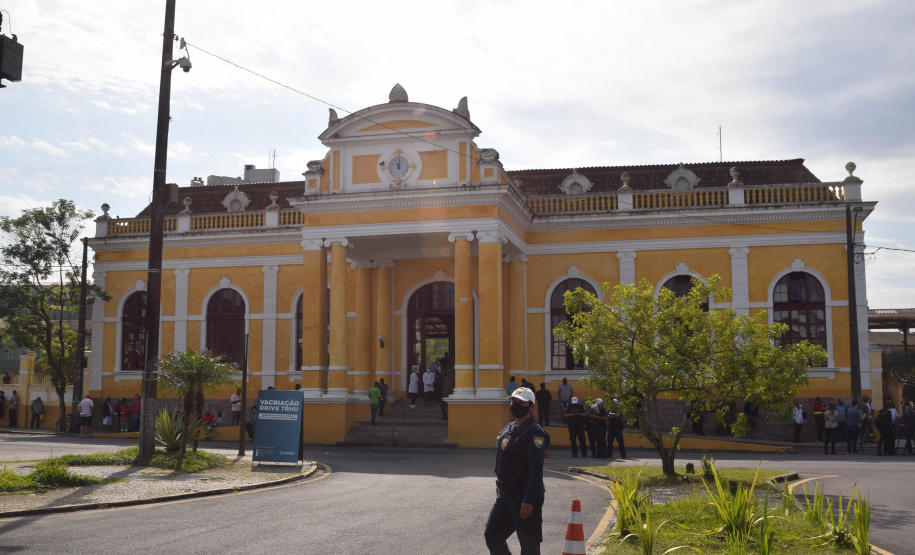 O Paraná começou a vacinar trabalhadores portuários e aeroportuários contra a Covid-19 nesta sexta-feira (28). As doses da vacina AstraZeneca/Fiocruz destinadas a estes grupos foram enviadas pelo Ministério da Saúde nesta semana. -  Paranaguá, 28/05/2021  -  Foto: Américo Antonio/SESA