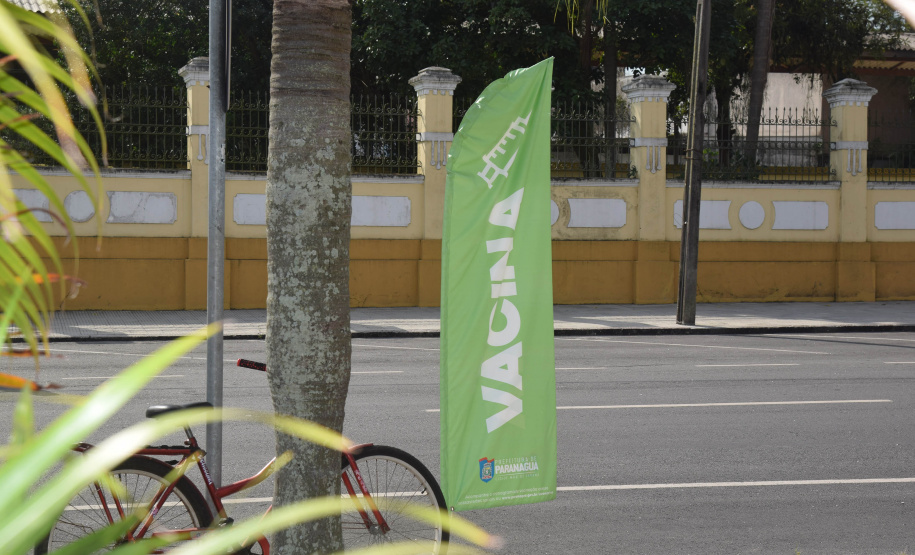 O Paraná começou a vacinar trabalhadores portuários e aeroportuários contra a Covid-19 nesta sexta-feira (28). As doses da vacina AstraZeneca/Fiocruz destinadas a estes grupos foram enviadas pelo Ministério da Saúde nesta semana. -  Paranaguá, 28/05/2021  -  Foto: Américo Antonio/SESA