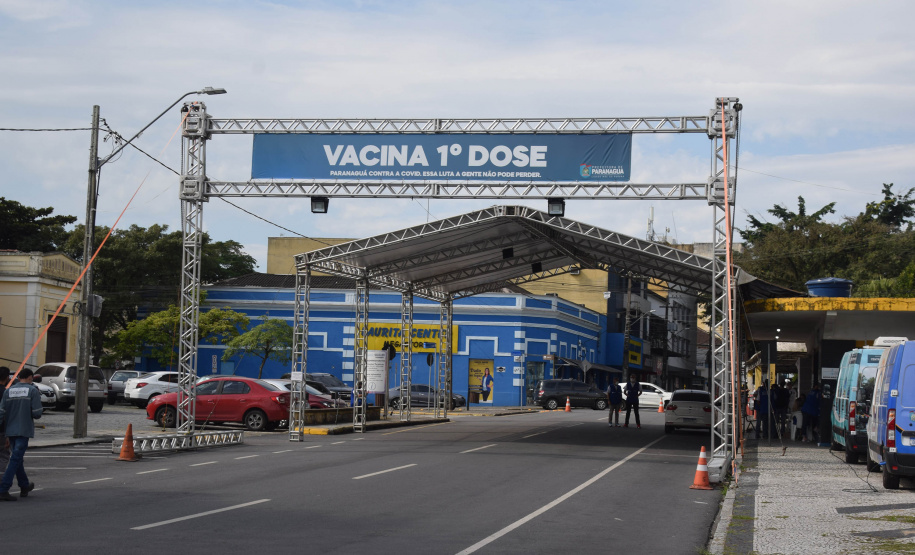 O Paraná começou a vacinar trabalhadores portuários e aeroportuários contra a Covid-19 nesta sexta-feira (28). As doses da vacina AstraZeneca/Fiocruz destinadas a estes grupos foram enviadas pelo Ministério da Saúde nesta semana. -  Paranaguá, 28/05/2021  -  Foto: Américo Antonio/SESA