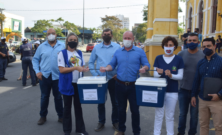 O Paraná começou a vacinar trabalhadores portuários e aeroportuários contra a Covid-19 nesta sexta-feira (28). As doses da vacina AstraZeneca/Fiocruz destinadas a estes grupos foram enviadas pelo Ministério da Saúde nesta semana. -  Paranaguá, 28/05/2021  -  Foto: Américo Antonio/SESA