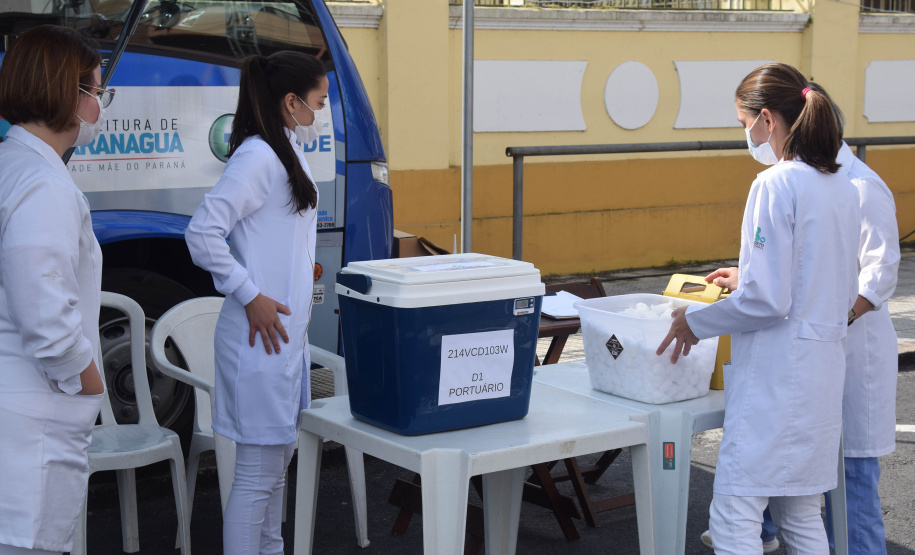 O Paraná começou a vacinar trabalhadores portuários e aeroportuários contra a Covid-19 nesta sexta-feira (28). As doses da vacina AstraZeneca/Fiocruz destinadas a estes grupos foram enviadas pelo Ministério da Saúde nesta semana. -  Paranaguá, 28/05/2021  -  Foto: Américo Antonio/SESA