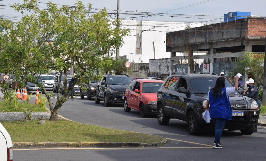 O Paraná começou a vacinar trabalhadores portuários e aeroportuários contra a Covid-19 nesta sexta-feira (28). As doses da vacina AstraZeneca/Fiocruz destinadas a estes grupos foram enviadas pelo Ministério da Saúde nesta semana. -  Paranaguá, 28/05/2021  -  Foto: Américo Antonio/SESA