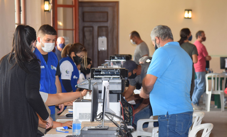O Paraná começou a vacinar trabalhadores portuários e aeroportuários contra a Covid-19 nesta sexta-feira (28). As doses da vacina AstraZeneca/Fiocruz destinadas a estes grupos foram enviadas pelo Ministério da Saúde nesta semana. -  Paranaguá, 28/05/2021  -  Foto: Américo Antonio/SESA