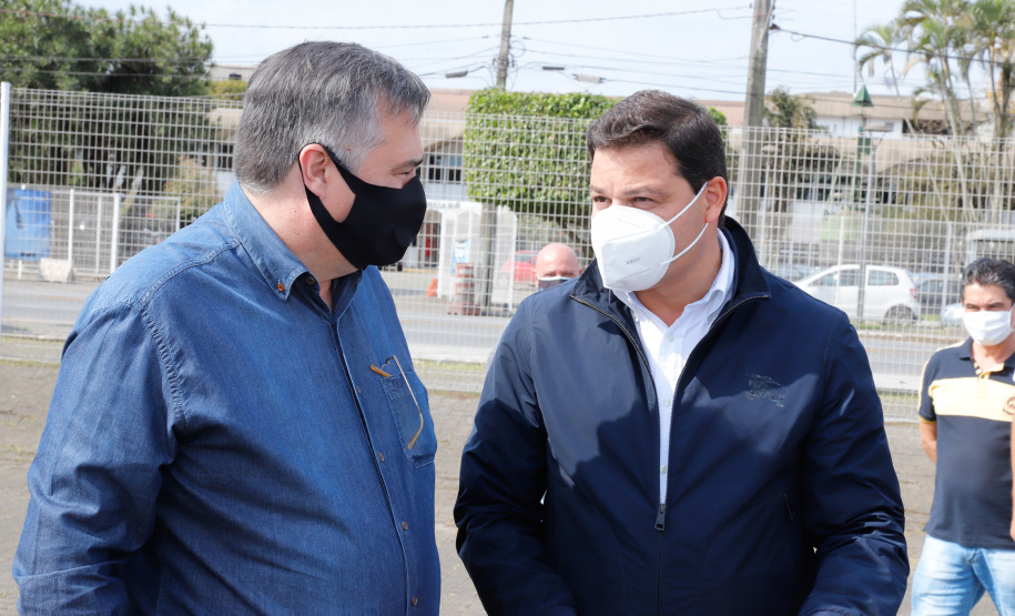 O Paraná começou a vacinar trabalhadores portuários e aeroportuários contra a Covid-19 nesta sexta-feira (28). As doses da vacina AstraZeneca/Fiocruz destinadas a estes grupos foram enviadas pelo Ministério da Saúde nesta semana.  Foto:Rodrigo Felix Leal/SEIL