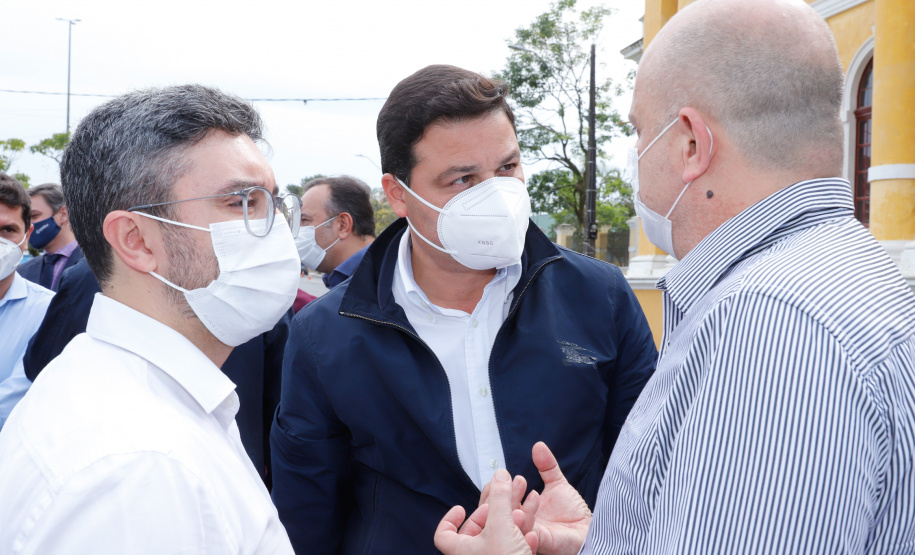 O Paraná começou a vacinar trabalhadores portuários e aeroportuários contra a Covid-19 nesta sexta-feira (28). As doses da vacina AstraZeneca/Fiocruz destinadas a estes grupos foram enviadas pelo Ministério da Saúde nesta semana.  Foto:Rodrigo Felix Leal/SEIL