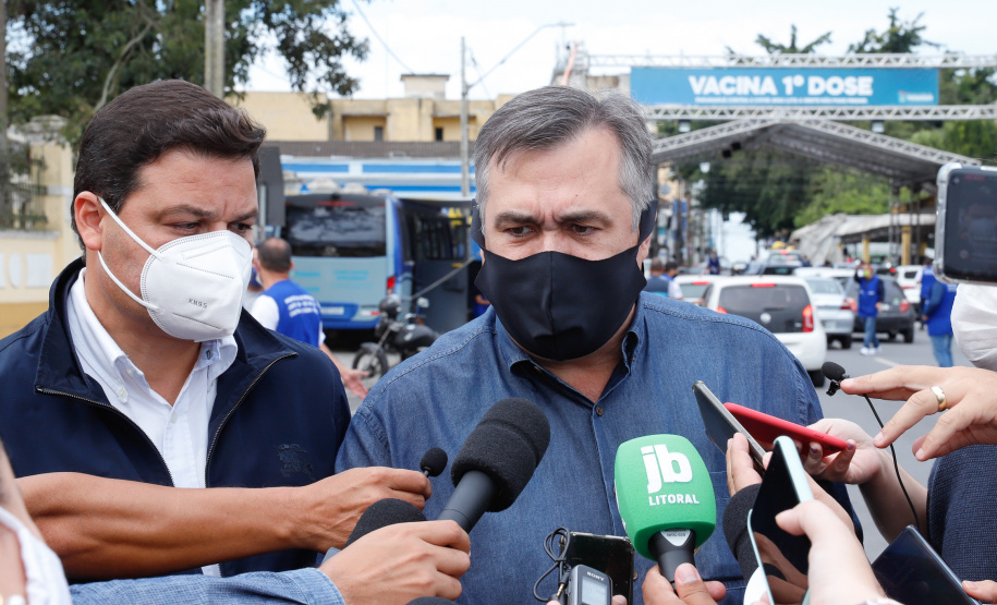 O Paraná começou a vacinar trabalhadores portuários e aeroportuários contra a Covid-19 nesta sexta-feira (28). As doses da vacina AstraZeneca/Fiocruz destinadas a estes grupos foram enviadas pelo Ministério da Saúde nesta semana.  Foto:Rodrigo Felix Leal/SEIL