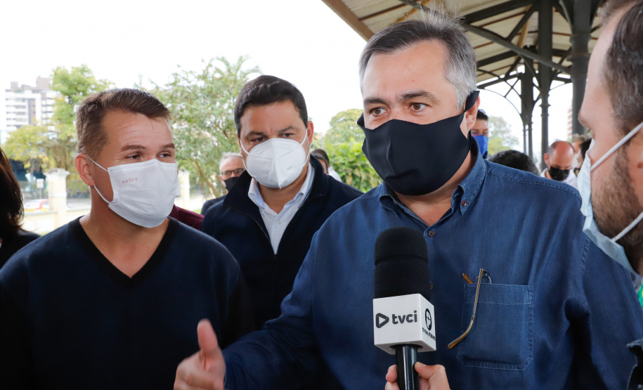 O Paraná começou a vacinar trabalhadores portuários e aeroportuários contra a Covid-19 nesta sexta-feira (28). As doses da vacina AstraZeneca/Fiocruz destinadas a estes grupos foram enviadas pelo Ministério da Saúde nesta semana.  Foto:Rodrigo Felix Leal/SEIL