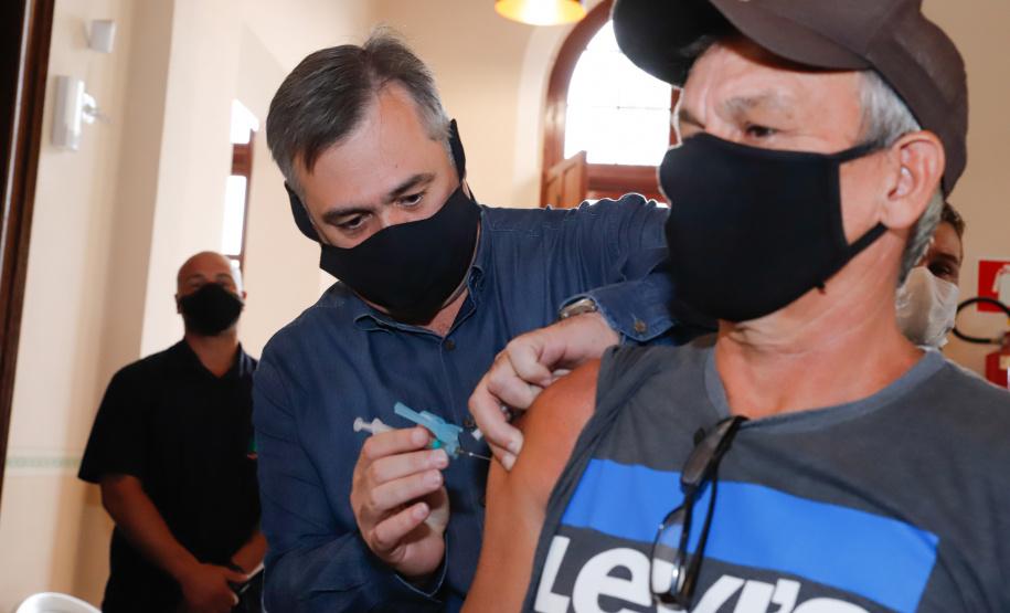 O Paraná começou a vacinar trabalhadores portuários e aeroportuários contra a Covid-19 nesta sexta-feira (28). As doses da vacina AstraZeneca/Fiocruz destinadas a estes grupos foram enviadas pelo Ministério da Saúde nesta semana.  Foto:Rodrigo Felix Leal/SEIL